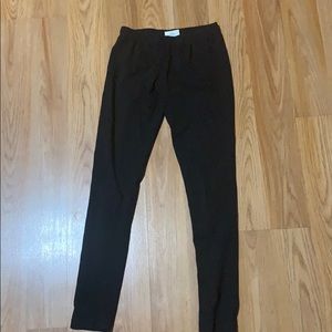 Black stretchy leggings.